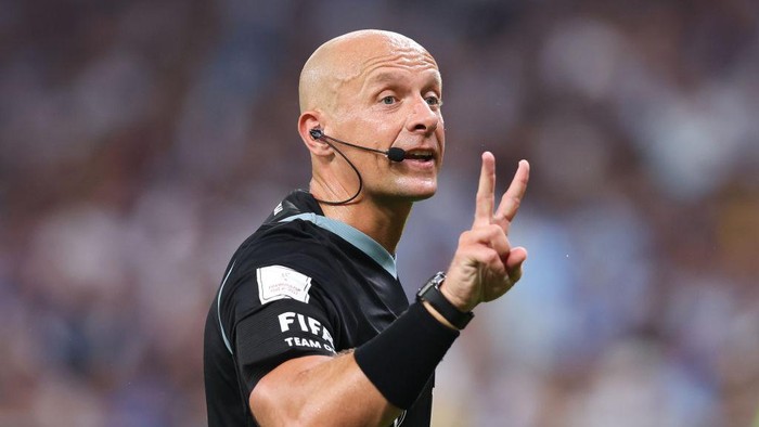 DOHA, QATAR - DECEMBER 03: Polish referee Szymon Marciniak  during the FIFA World Cup Qatar 2022 Round of 16 match between Argentina and Australia at Ahmad Bin Ali Stadium on December 03, 2022 in Doha, Qatar. (Photo by Alex Livesey - Danehouse/Getty Images)