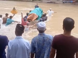 Viral Warga Gotong Keranda Seberangi Sungai, Camat Buka Suara