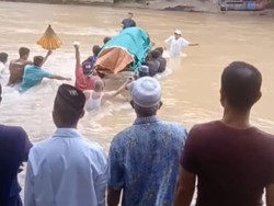 Viral Warga Gotong Keranda Seberangi Sungai, Camat Buka Suara