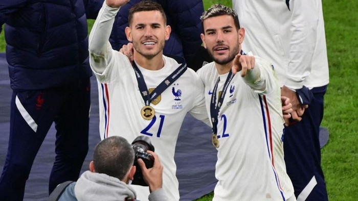 Frances defender Lucas Hernandez (L) and Frances defender Theo Hernandez celebrate their victory at the end of the Nations League final football match between Spain and France at San Siro stadium in Milan, on October 10, 2021. (Photo by MIGUEL MEDINA / POOL / AFP) (Photo by MIGUEL MEDINA/POOL/AFP via Getty Images)