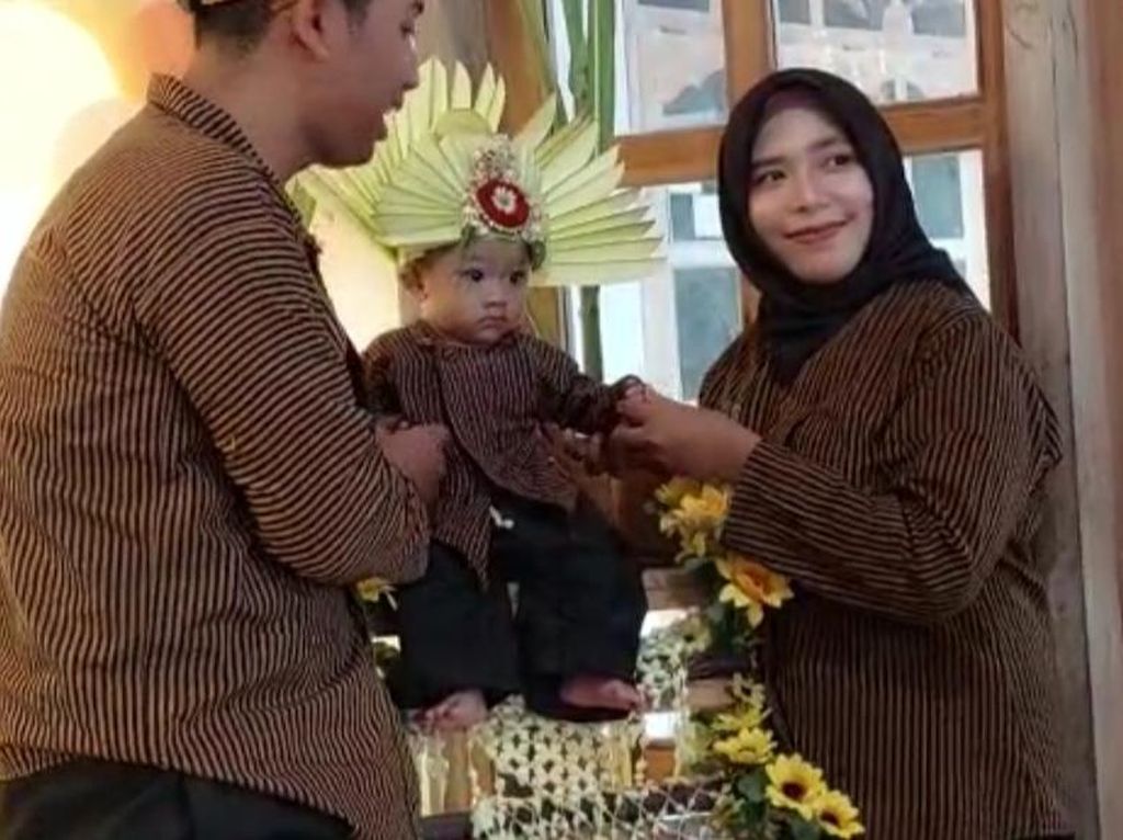Tradisi Tedak Siten, Upacara Adat Menapak Tanah Masih Lestari Hingga Kini Tradisi Tedak Siten, Upacara Adat Menapak Tanah Masih Lestari Hingga Kini