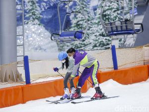 Pas! Main Salju Dekat Rumah Saat Libur Sekolah