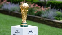 Trofi Piala Dunia yang paling diperebutkan pesepakbola hingga diseluruh negara di dunia itu terbuat dari emas padat 18 karat seberat 6,175 kg dan memiliki tinggi 36,8 cm. Pada bagian bawah trofi itu juga terdapat dua pita berwarna hijau yang terbuat dari batu mulia yang berasal dari dawasitri batu malakit (malachite). Batu itu juga ada di Bandung lho. Batu malakit itu tersimpan rapi di Museum Geologi Bandung. Getty Images/BSR Agency