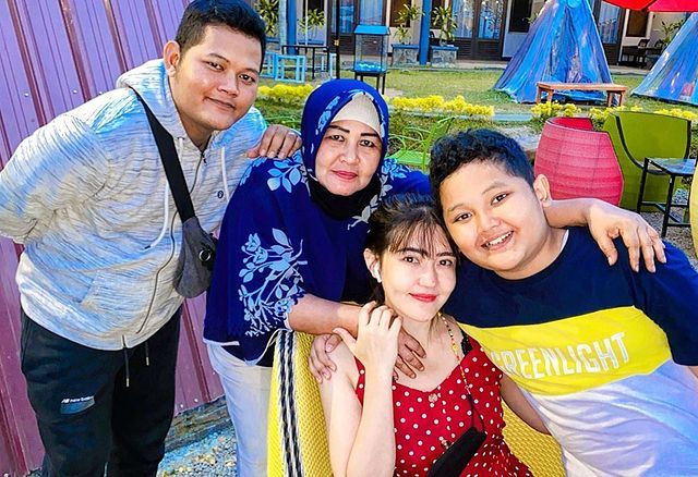 Via Vallen dan Adik-adik