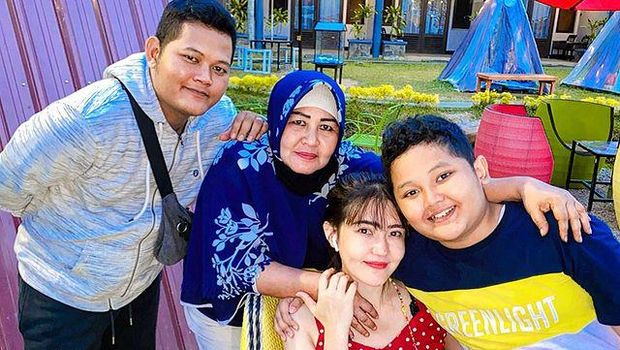 Via Vallen dan Adik-adik