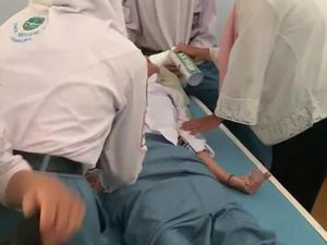 Viral Siswa SMA Jombang Tumbang Usai Dihukum Push Up 150 Kali Viral Siswa SMA Jombang Tumbang Usai Dihukum Push Up 150 Kali