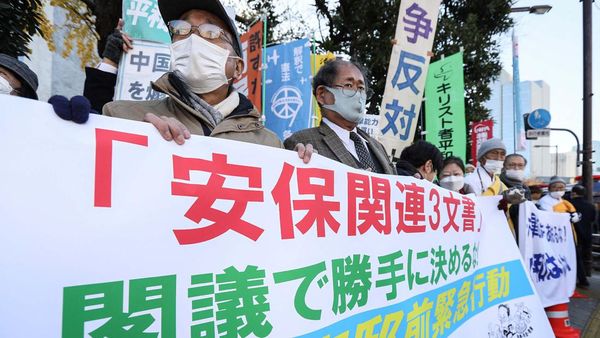 Warga Jepang Protes Kenaikan Pajak