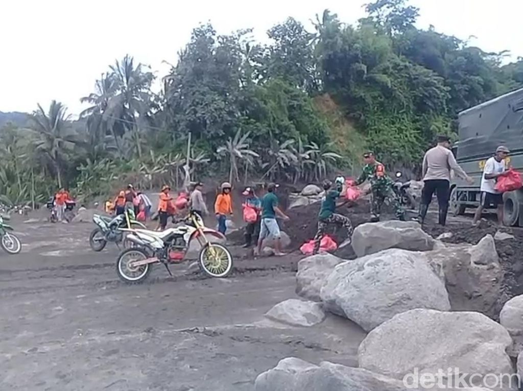 Banjir Lahar Semeru Sebabkan 1 Dusun Terisolir, Petugas Salurkan Sembako