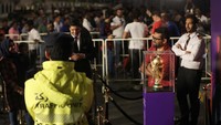 Orang-orang mengambil foto dengan trofi Piala Dunia FIFA di Jalan Corniche Doha, Qatar, Kamis (15/12/2022).  