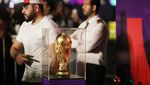 Antusiasme Warga Qatar Foto Bareng Trofi Piala Dunia 2022