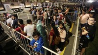 Warga harus mengantre panjang untuk melihat langsung trofi tersebut.  