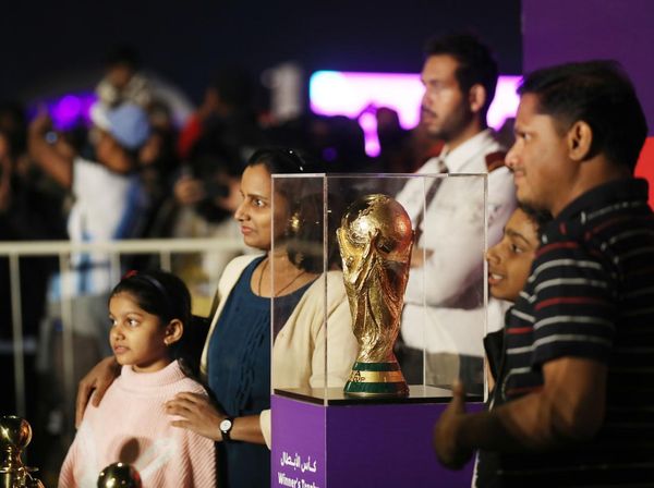 Antusiasme Warga Qatar Foto Bareng Trofi Piala Dunia 2022