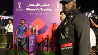 Tampak trofi pemenang Piala Dunia 2022 dijaga dengan ketat.  
