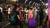 Jelang laga final, FIFA memamerkan trofi Piala Dunia yang bisa dilihat oleh masyarakat umum.  