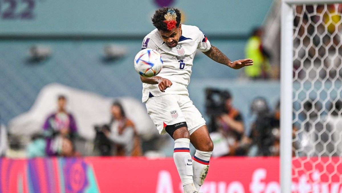 Rambut McKennie dicat warna biru, putih, merah. Foto: Getty Images/BSR Agency
