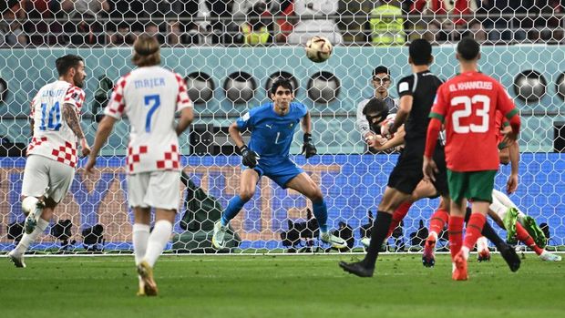 Croatia's defender #20 Josko Gvardiol (3rd R) heads the ball and scores the opening goal  during the Qatar 2022 World Cup third place play-off football match between Croatia and Morocco at Khalifa International Stadium in Doha on December 17, 2022. (Photo by Jewel SAMAD / AFP) (Photo by JEWEL SAMAD/AFP via Getty Images)