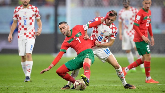 DOHA, QATAR - DECEMBER 17: (L-R) Hakim Ziyech of Morocco, Mislav Orsic of Croatia  during the  World Cup match between Croatia  v Morocco at the Khalifa International Stadium on December 17, 2022 in Doha Qatar (Photo by Dale MacMilan/Soccrates/Getty Images)