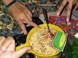 5 Cara Nyeleneh Makan Mie ala Netizen Ini Bikin Elus Dada