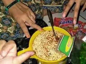 5 Cara Nyeleneh Makan Mie ala Netizen Ini Bikin Elus Dada 5 Cara Nyeleneh Makan Mie ala Netizen Ini Bikin Elus Dada