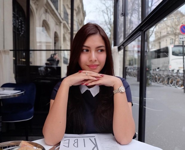 Alisia Rininta dengan Baju Lengan Pendek Berkerah Alisia Rininta dengan Baju Lengan Pendek Berkerah