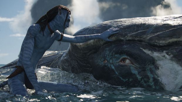 Avatar: The Way of Water (2022) Lo'ak (Britain Dalton) dan tulkun Payakan dalam Avatar 2: The Way of Water.
