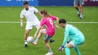 Bambung Pamungkas masuk ke dalam tim East Tigers, satu tim dengan Tim Cahill, Christian Karembeu, dan Mikael Silvestre.(Foto: FIFA via Getty Images/Cathrin Mueller - FIFA)