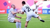 Bambang Pamungkas saat menghadapi pemain Arab Falcons sekaligus legenda Timnas Mesir dan Al Ahly, Wael Gomaa. (Foto: FIFA via Getty Images/Oliver Hardt - FIFA)