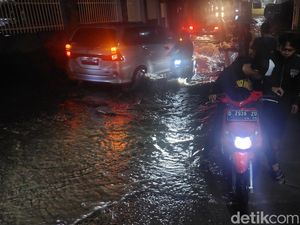 Banjir Genangi Jalan Raya Sapan Bandung Banjir Genangi Jalan Raya Sapan Bandung