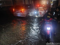 Banjir Genangi Jalan Raya Sapan Bandung