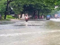 Hati-hati! Jalan Pantura Pati Tergenang Banjir Setinggi 30 Sentimeter