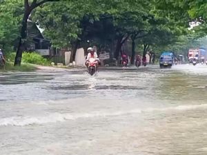 Hati-hati! Jalan Pantura Pati Tergenang Banjir Setinggi 30 Sentimeter Hati-hati! Jalan Pantura Pati Tergenang Banjir Setinggi 30 Sentimeter