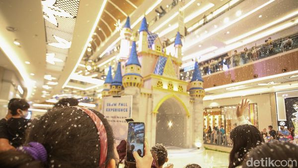 Brrr.. Sensasi Main Hujan Salju di Mal Jakarta
