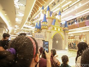 Brrr.. Sensasi Main Hujan Salju di Mal Jakarta