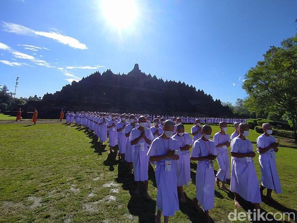 500 Umat Buddha Berbagai Negara Ikuti Pabbajja Samanera Sementara di Borobudur