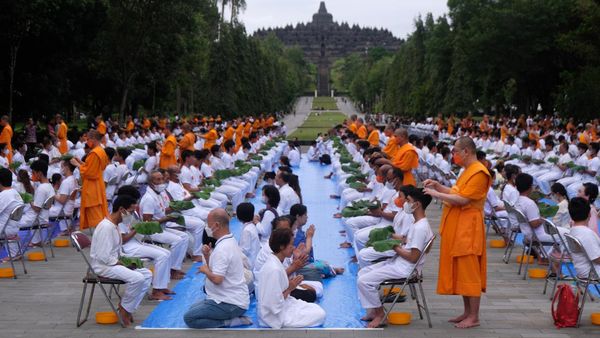 Calon Bikkhu Kecil Ikut Ritual Potong Rambut di Borobudur