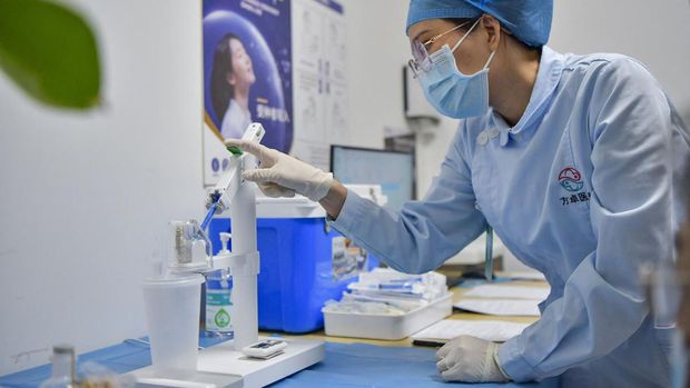 A health worker prepares a dose of inhalable Covid-19 coronavirus vaccine in Haikou in China's southern Hainan province on November 25, 2022. (Photo by CNS / AFP) / China OUT