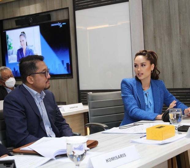 Cinta Laura dengan Blazer Berwarna Biru Cerah