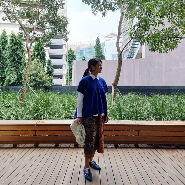 Dian Sastro dengan Kemeja dan Kain Batik