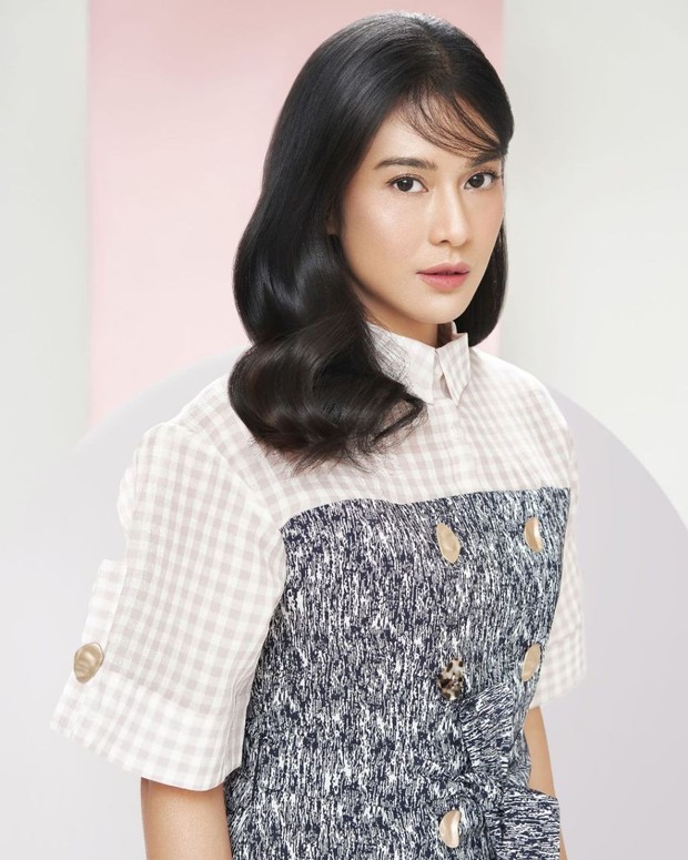 Dian Sastro Mengenakan Kemeja Kotak-Kotak dengan Detail Kancing