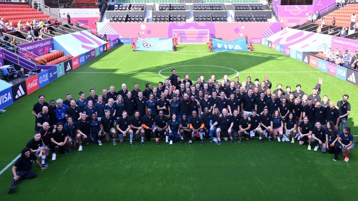 FIFA Legends Cup DOHA, QATAR - DECEMBER 15: Players pose for a group photograph prior to the FIFA Legends Cup at Khalifa International Tennis and Squash Complex on December 15, 2022 in Doha, Qatar. (Photo by Oliver Hardt - FIFA/FIFA via Getty Images)