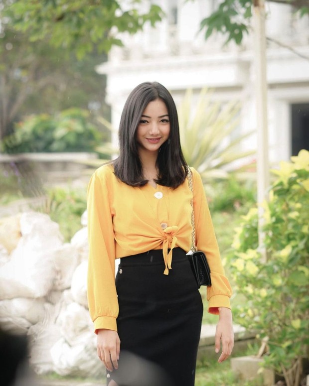 Glenca Chysara dengan Blouse Orange dan Rok Hitam Glenca Chysara dengan Blouse Orange dan Rok Hitam