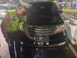Masih Aja Nekat! Ada Honda Elysion Terciduk Pakai Pelat Toyota Fortuner