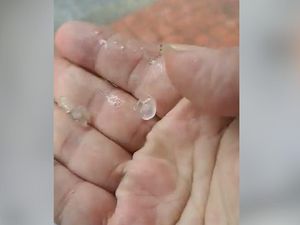 Penampakan Hujan Es yang Mengguyur Jakarta