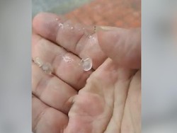 Penampakan Hujan Es yang Mengguyur Jakarta