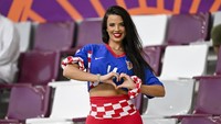 Mantan Miss Kroasia, Ivana Knoll, ikut menyaksikan langsung laga perebutan juara tiga Piala Dunia 2022. Ivana menunjukkan gestur cinta untuk Timnas Kroasia dengan kedua tangannya. Kehadirannya menjadi perhatian para penggemar Kroasia untuk berswafoto dengannya. DeFodi Images via Getty Images/DeFodi Images