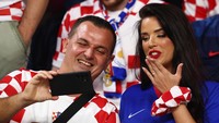 Kehadiran Ivana di tribun menarik perhatian para penggemar Kroasia lainnya untuk berfoto bersama. (Foto: Getty Images/Chris Brunskill/Fantasista)