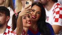 Tak hanya fan laki-laki, pendukung perempuan juga tak ketinggalan berfoto bersama Ivana. (Foto: Getty Images/Chris Brunskill/Fantasista)