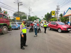 Jalur Karangpilang Arah Gunungsari dan Sebaliknya Macet Parah