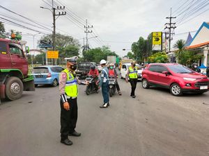 Jalur Karangpilang Arah Gunungsari dan Sebaliknya Macet Parah Jalur Karangpilang Arah Gunungsari dan Sebaliknya Macet Parah