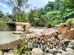 Jembatan Putus Akibat Diterjang Banjir di Polewali Mandar, 4 Dusun Terisolir